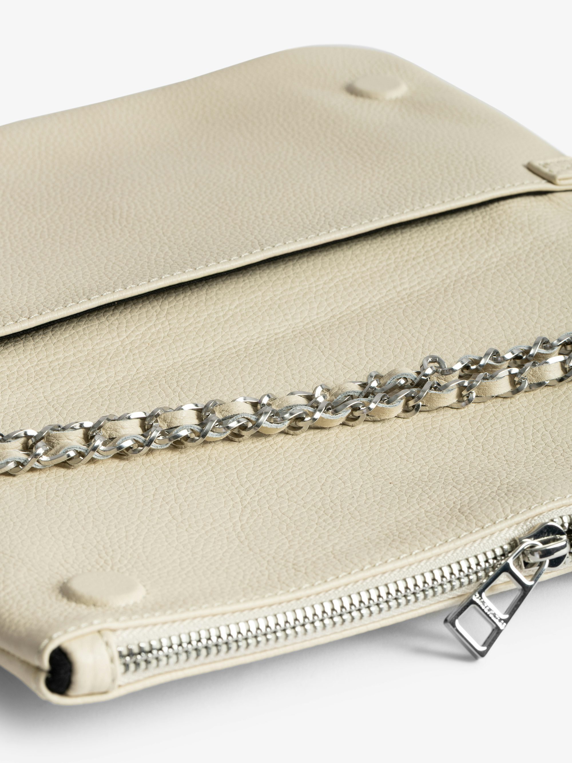 Rock Clutch - Clutch in grained leather with double leather and metal chains and wings adorned with rhinestones.